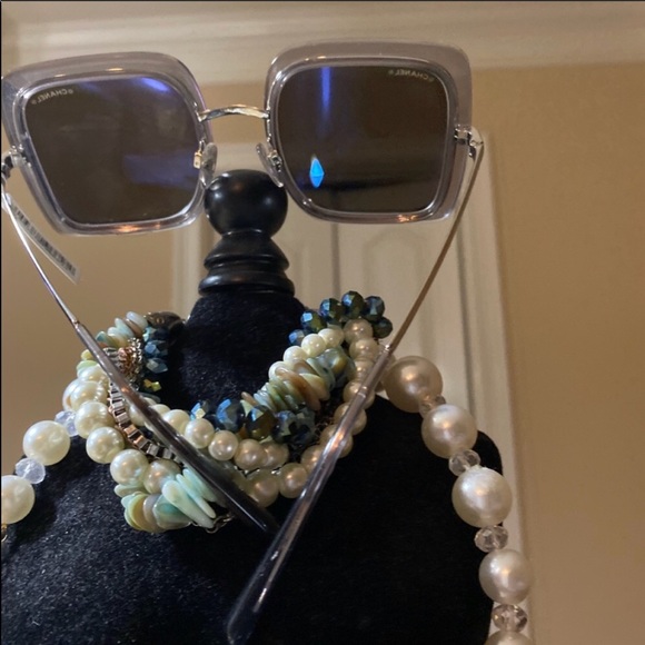 NEW, AUTHENTIC Chanel, 18-K White Gold - Picture 4 of 6